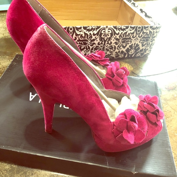 Fuchsia (non-vegan) suede, platform heel!!💗💗💗 - Picture 1 of 8